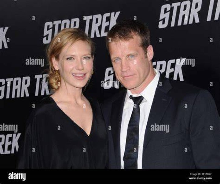 Anna Torv y esposo Star Trek Los Angeles estreno en el Teatro Chino
