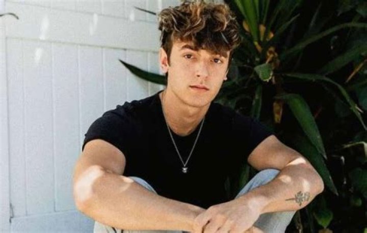 Bryce Hall Wiki, Age, Girlfriend, Net Worth, Family, Height, Mom