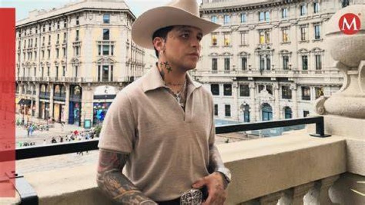 Christian Nodal sorprende con nuevo look