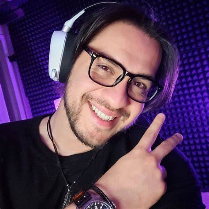 EddieVR Age, Net Worth, Wife, Family, Height and Biography TheWikiFeed