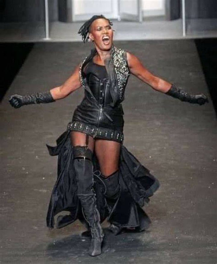 Grace Jones steals show at Paris Fashion Week (photos)