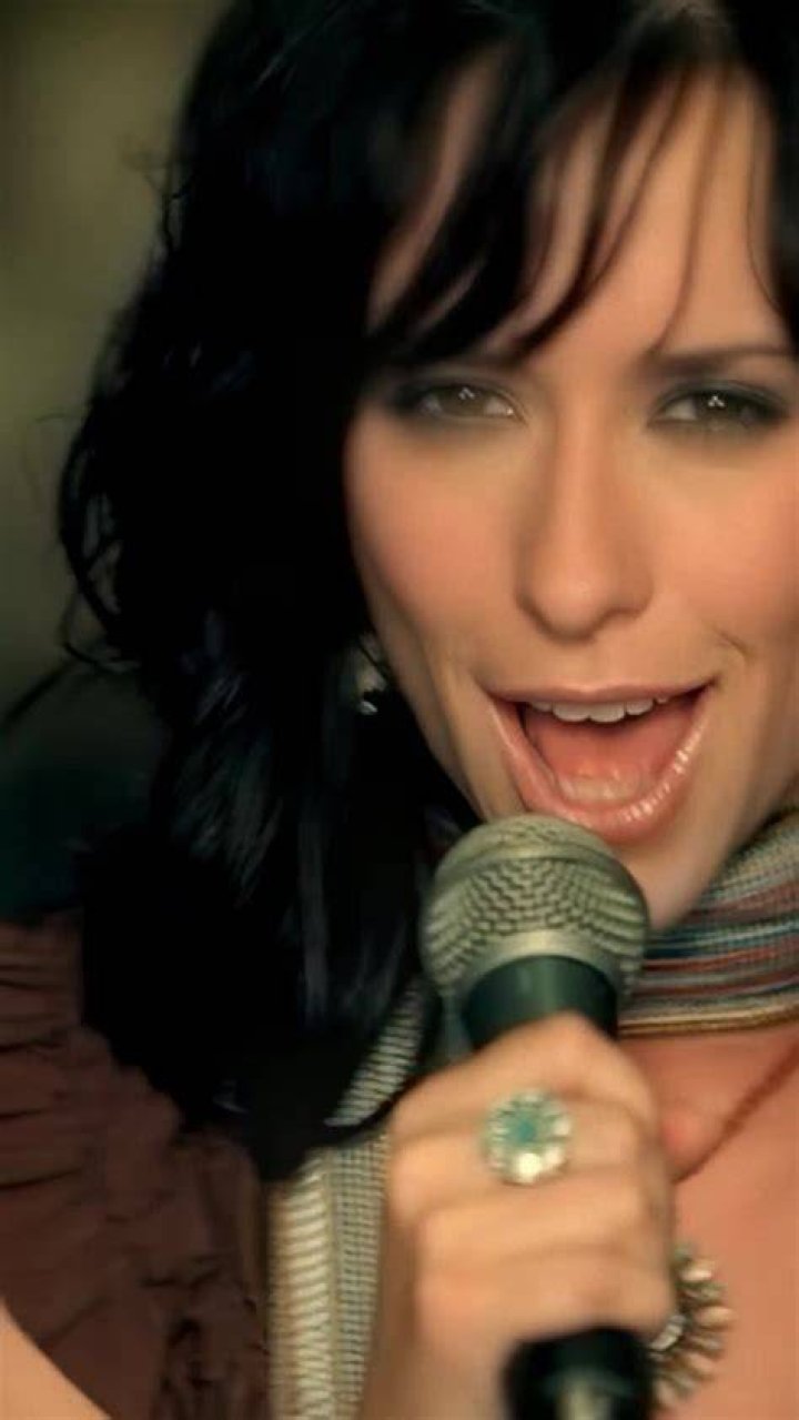Jennifer Love Hewitt Sings With Husband Brian Hallisay in Quarantine