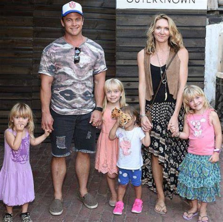 Luke Hemsworth with his daughters as they step out for breakfast in