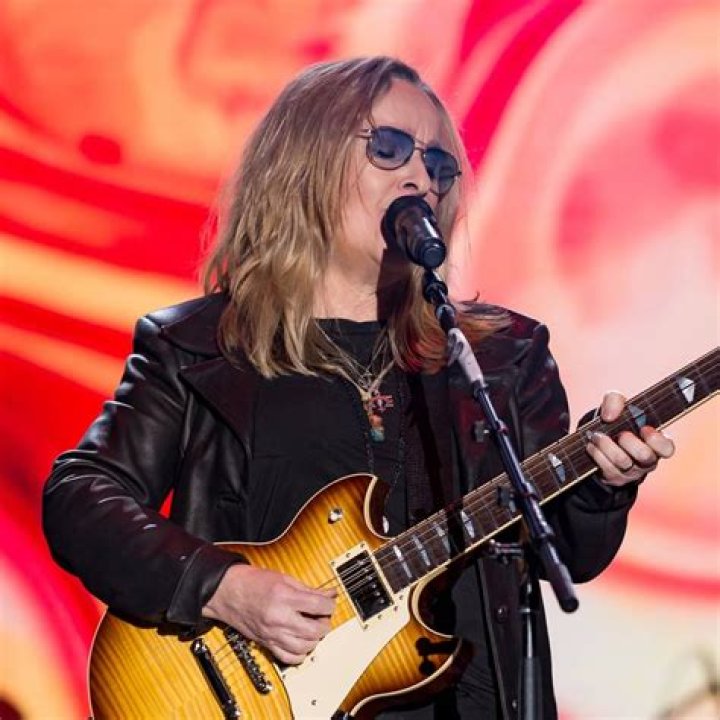 Melissa Etheridge's 21yearold son Beckett Cypher has died from a drug