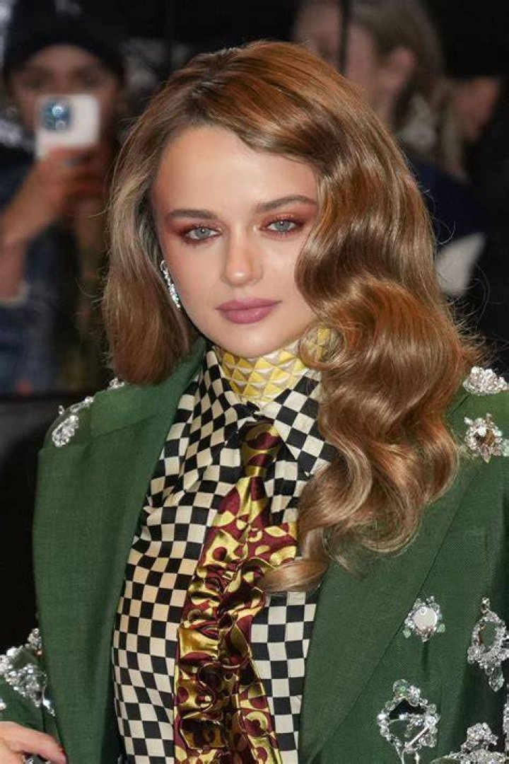 Met wie heeft Joey King een relatie? Celebrity.fm 1 offici&euml;le