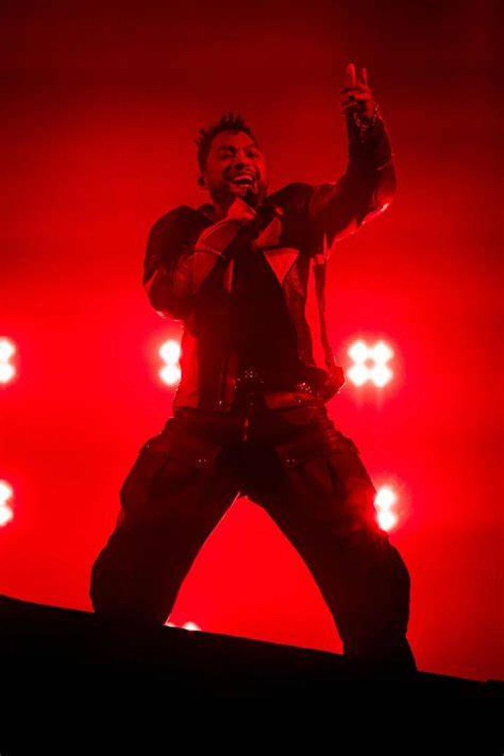 Miguel Performs 'Adorn' On 'Letterman' Celebrity Bug