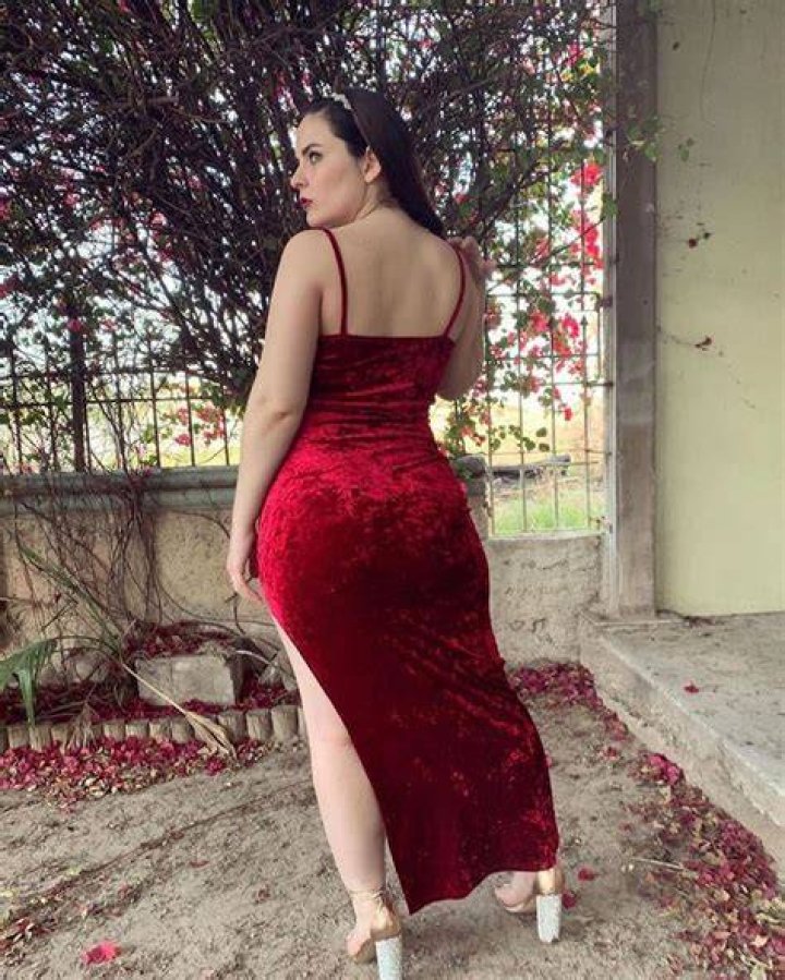Paula del Villar, exparticipante de 'Enamor&aacute;ndonos', posa en descarados