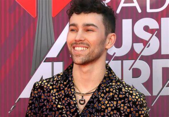 Photo singer max schneider and wife emily first child 02