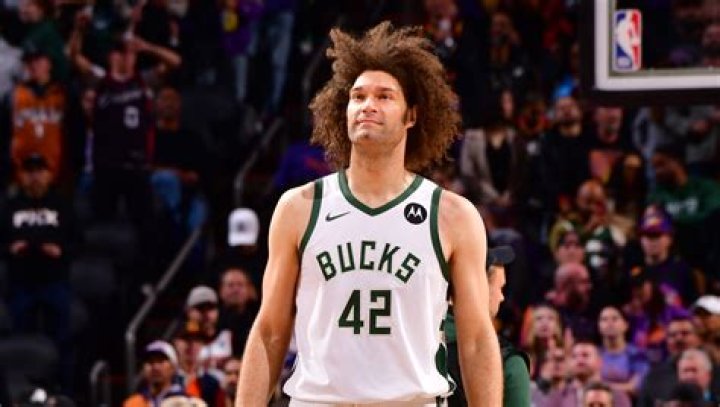 Report Robin Lopez returns to Bucks for second stint with brother Brook