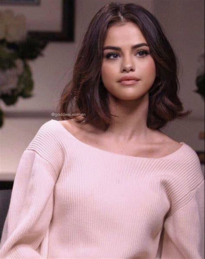Selena Gomez in short hair or long hair Rate Now