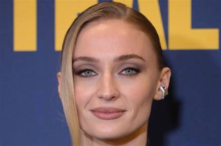 Sophie Turner Sophie turner age, Sophie turner, Maisie williams