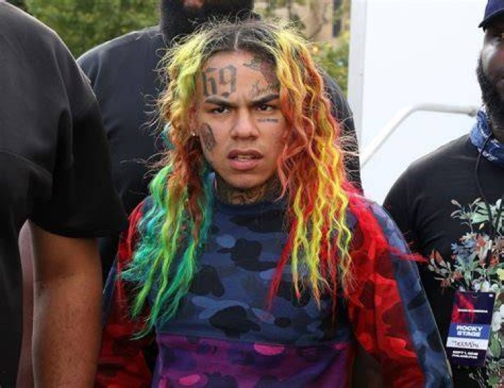 Tekashi 6ix9ine banned from luxury apartment for having bodyguards who openly carry guns