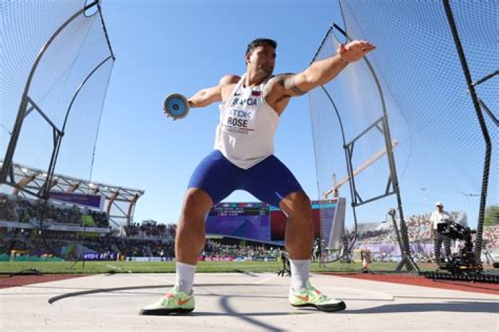 Top discus thrower emerges from father's shadow