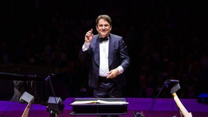 Where is Keith Lockhart today? Nationality, Salary, Measurements
