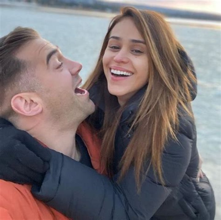 Who is Yanet Garcia dating? ·